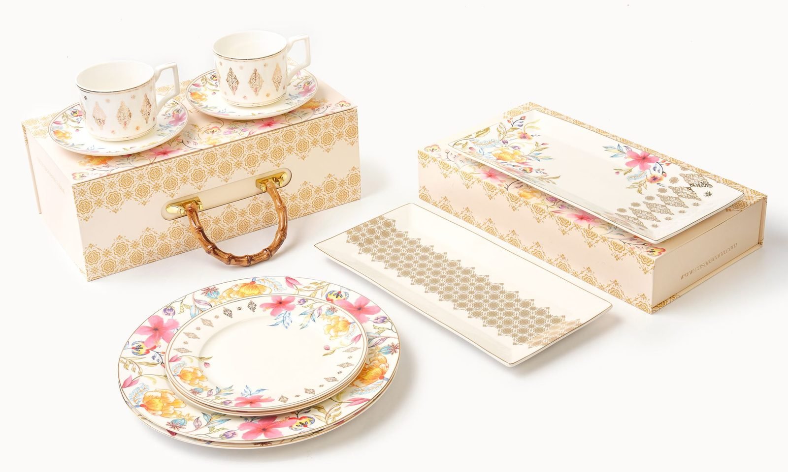 Casa Aseana teacups and saucers, dinner plates and rectangular plates with Casa Aseana gift boxes