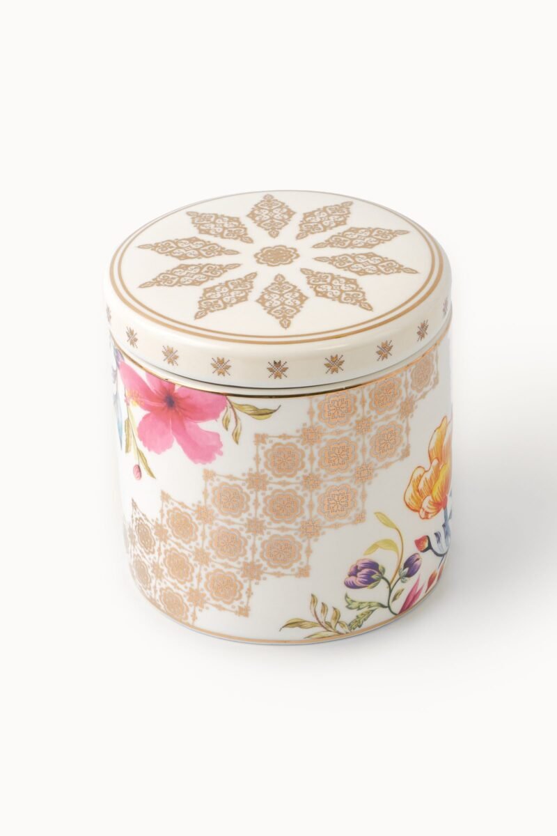 Casa Aseana Porcelain Candle with its lid on, fine porcelain with gold detailing